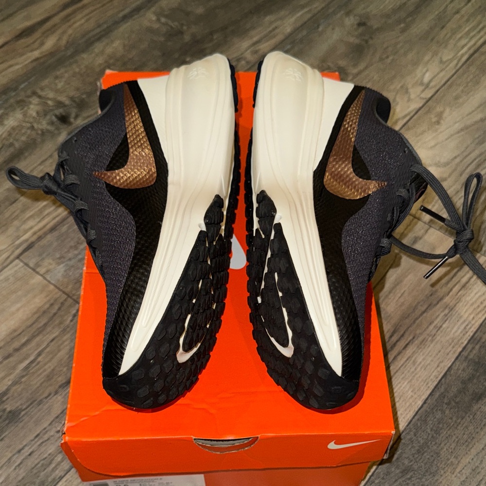 Nike Revolution 8 Running Shoe - Women's Sz 9.5 - Picture 3 of 10